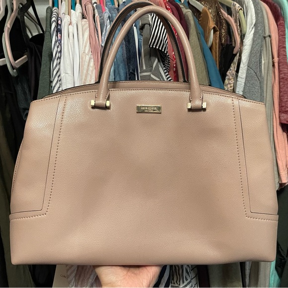 kate spade Handbags - Gorgeous beige Kate Spade bag in a classic style